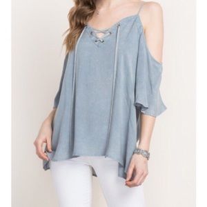 H O S T P I C K 6|29 • lace up cold shoulder top