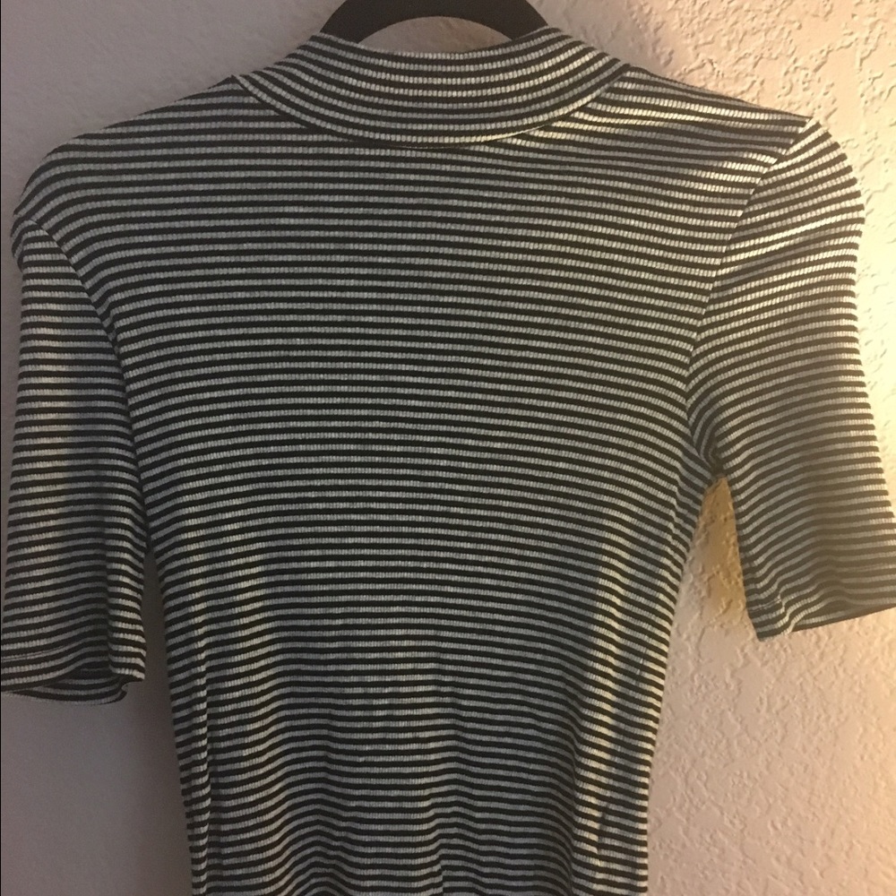 Mock neck half sleeve crop top