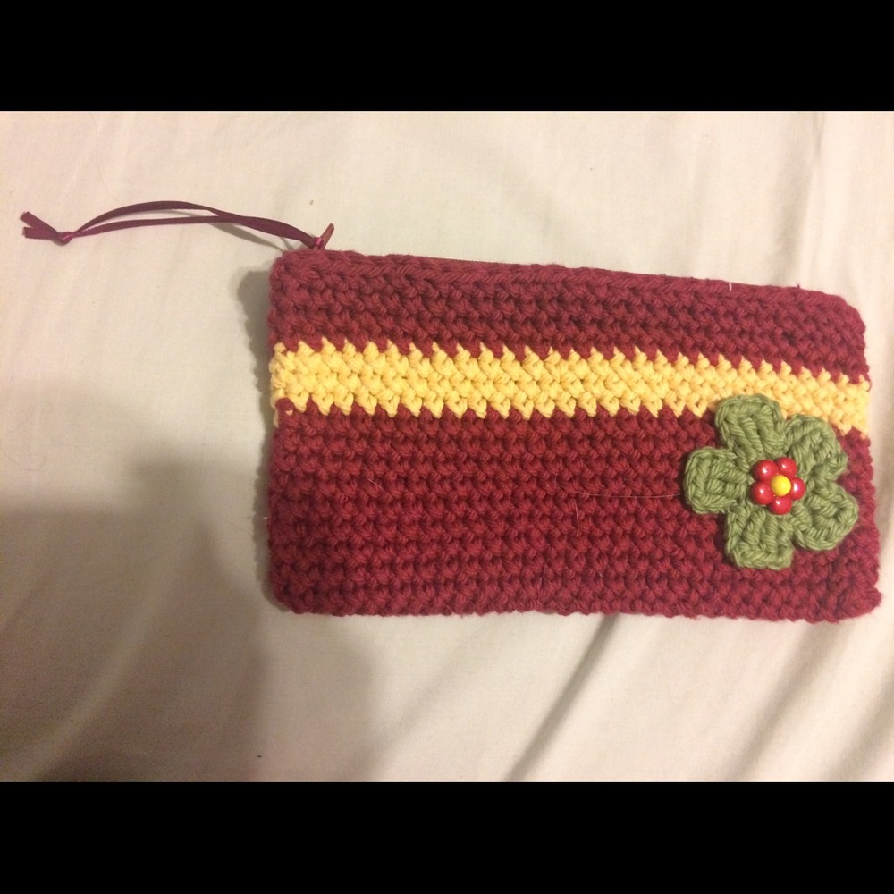 Crocheted zipper wallet with flower