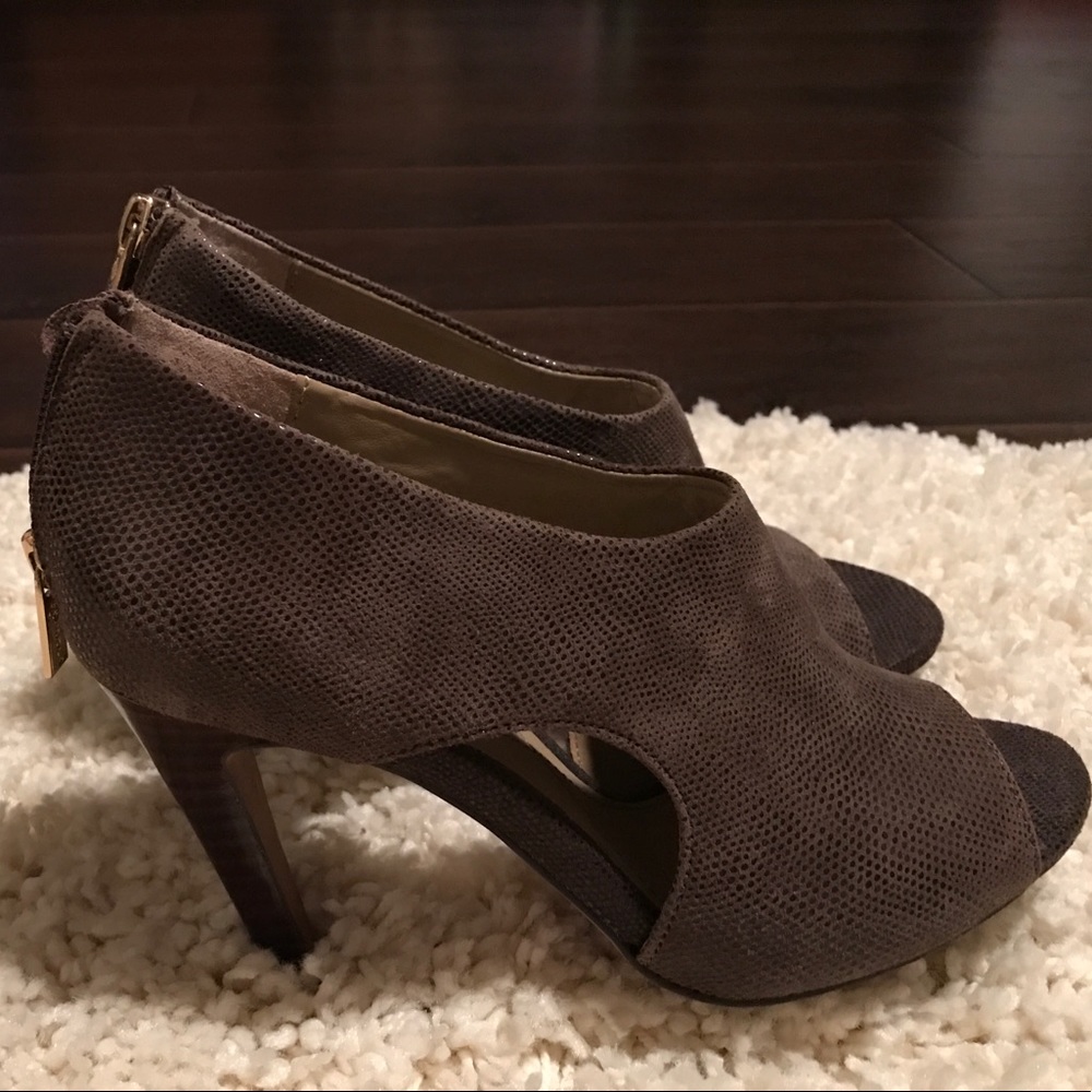 Isola peep toe pumps