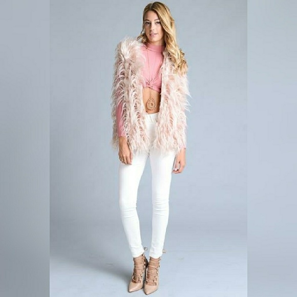 ❌SOLD OUT❌ Blush Pink Extra Fluffy Faux Fur Vest - Picture 2 of 4