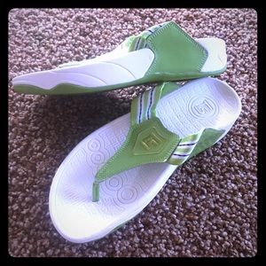 💚White & green Wedge flip flops size 8 💚