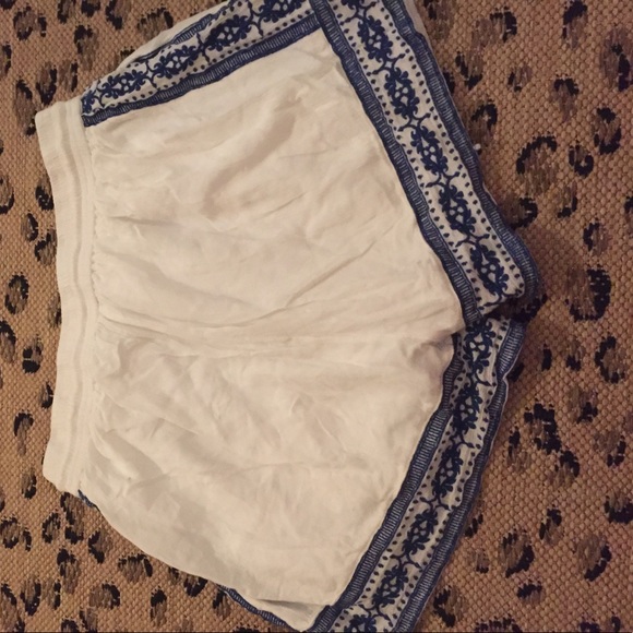 Embroidered shorts - Picture 2 of 3