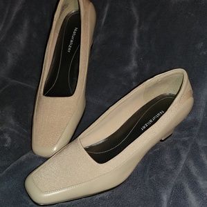 NATURALIZER LEATHER AND FABRIC PUMP