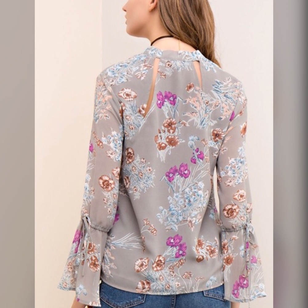 🌸🆕Kaila Bell Sleeve Blouse - Picture 2 of 7
