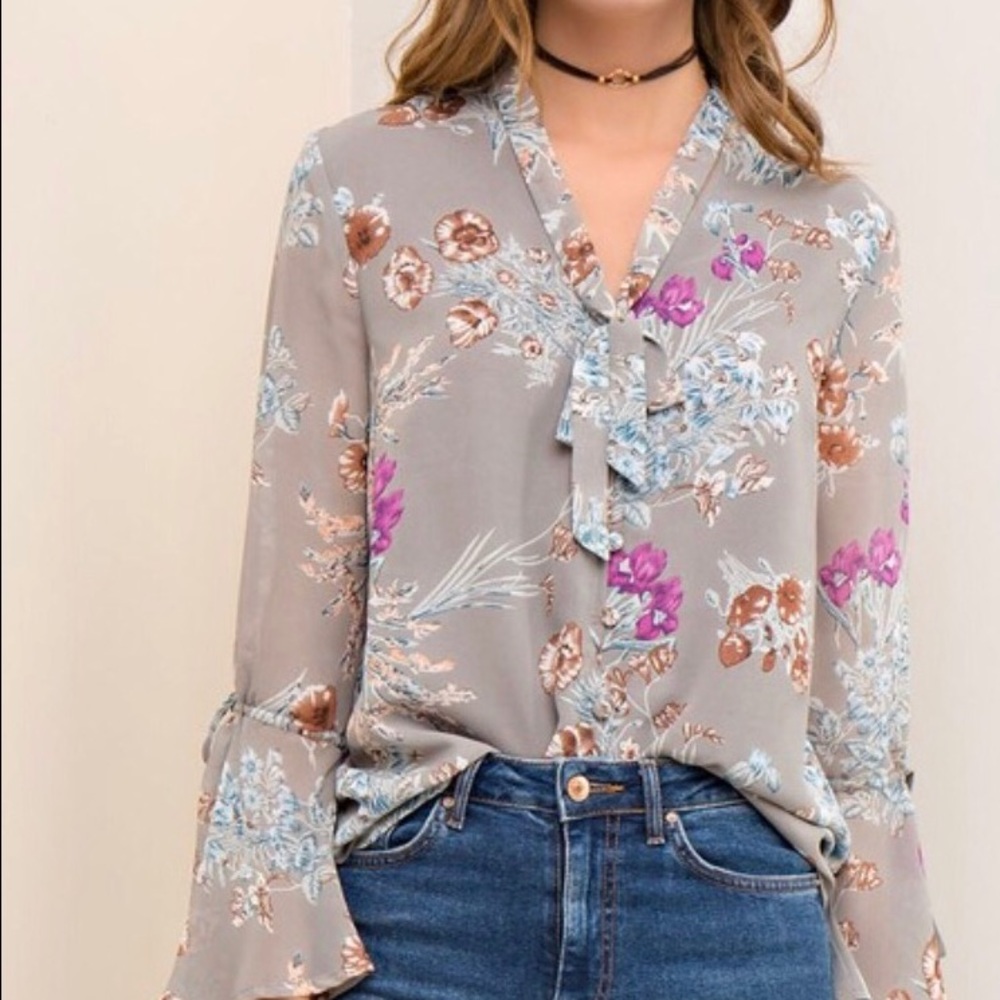 🌸🆕Kaila Bell Sleeve Blouse - Picture 6 of 7