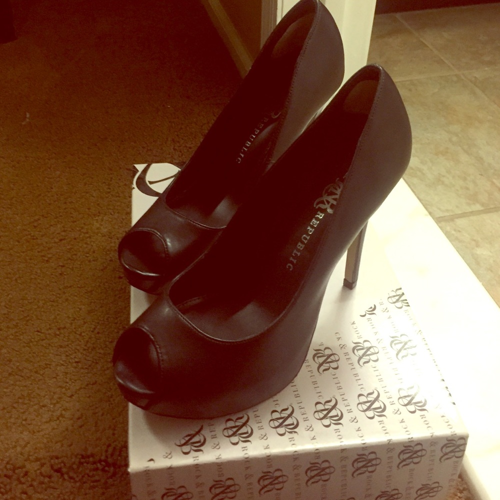 Rock & Republic peep toe platform heel