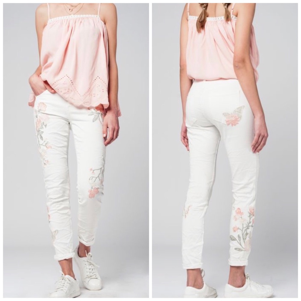 🌸Sofia Embroidered Distressed Jeans - Picture 3 of 8