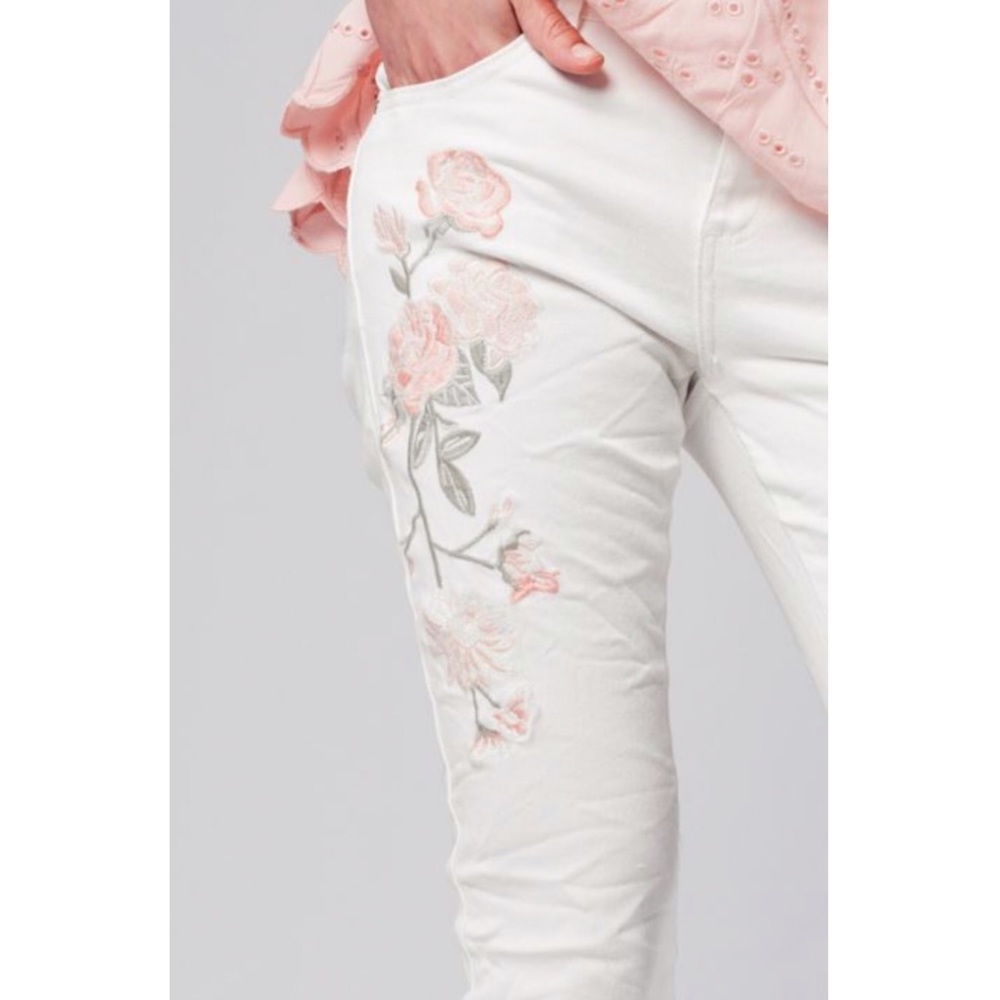 🌸Sofia Embroidered Distressed Jeans - Picture 5 of 8