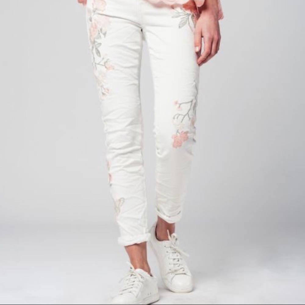 🌸Sofia Embroidered Distressed Jeans - Picture 6 of 8