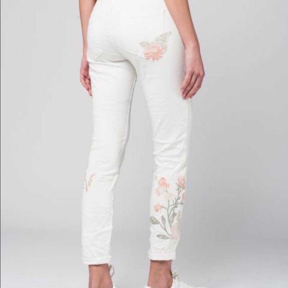 🌸Sofia Embroidered Distressed Jeans - Picture 7 of 8