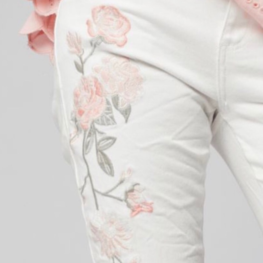 🌸Sofia Embroidered Distressed Jeans - Picture 8 of 8