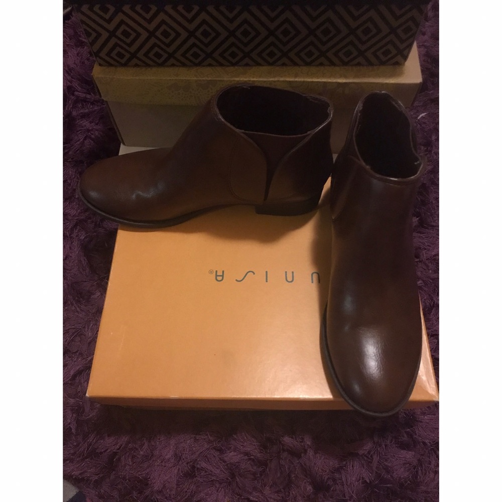 NWT Unisa medium length brown booties ❣️