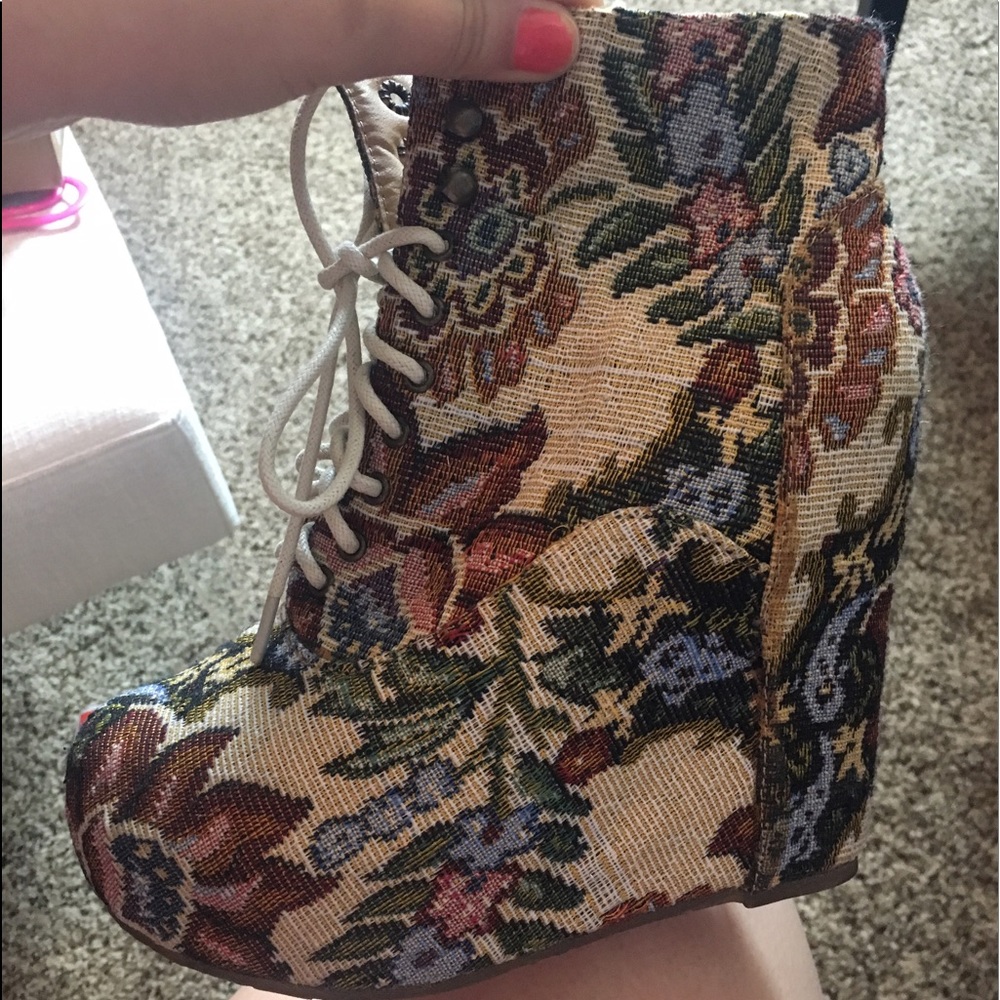 Flowered booties