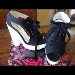 Qupid “Therapy-18” “Baseball” shoes.  5 ½