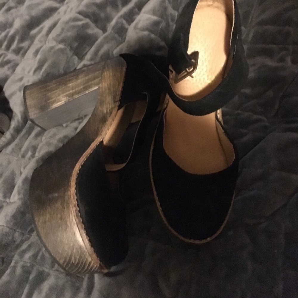 Black and wood sole heels