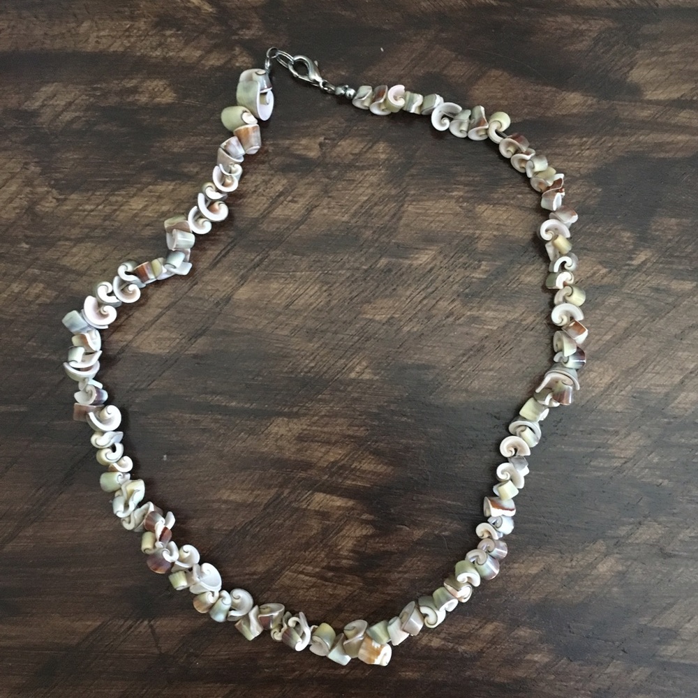 BUCKLE Shell necklace - multicolored 16" in length