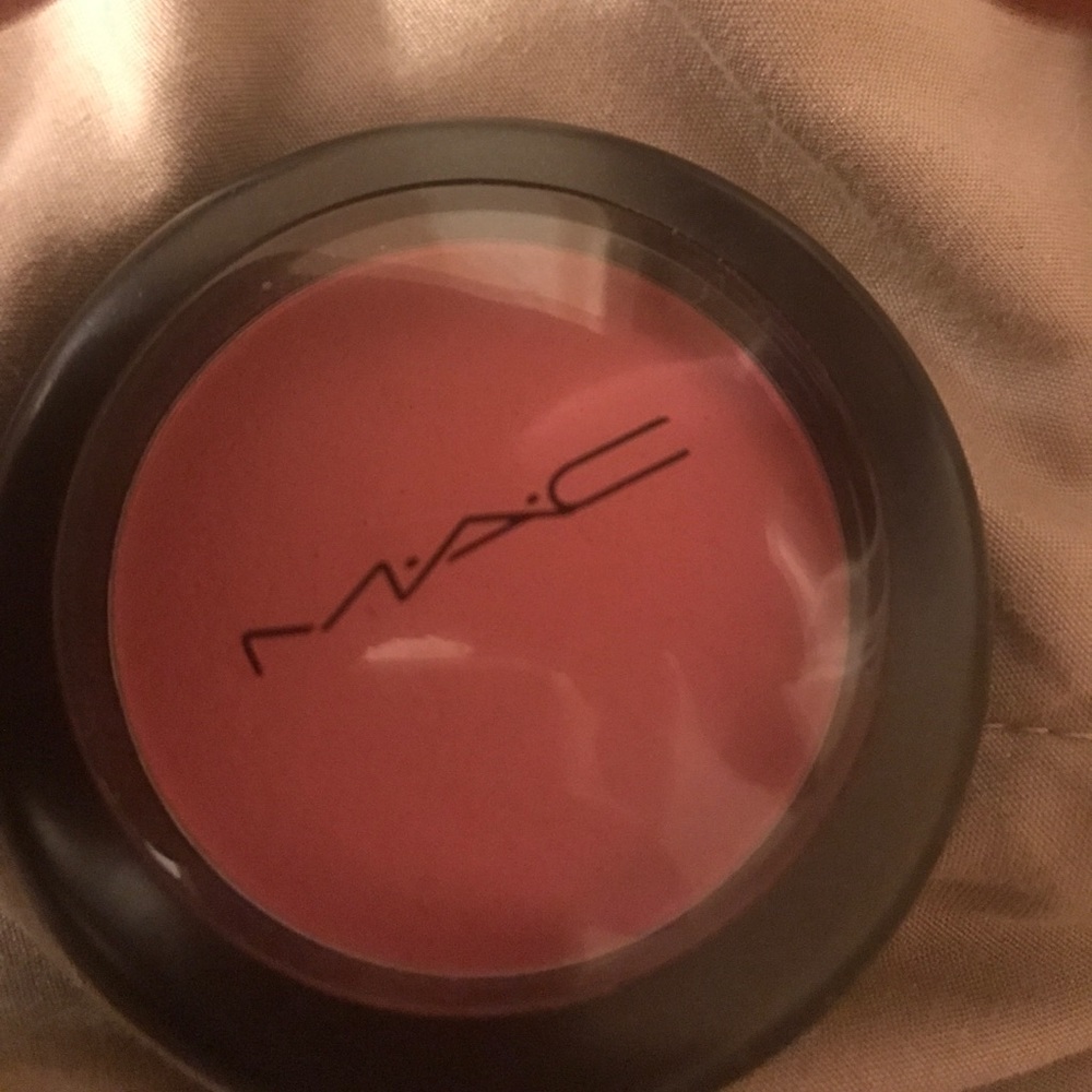 Mac Powder Blush in the shade 'sweetness'