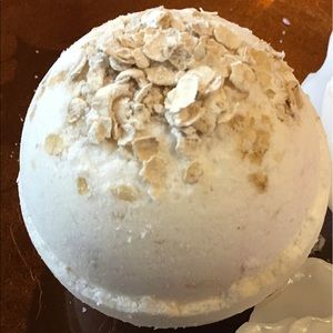 Oatmeal honey and milk bathbomb w/ ring inside