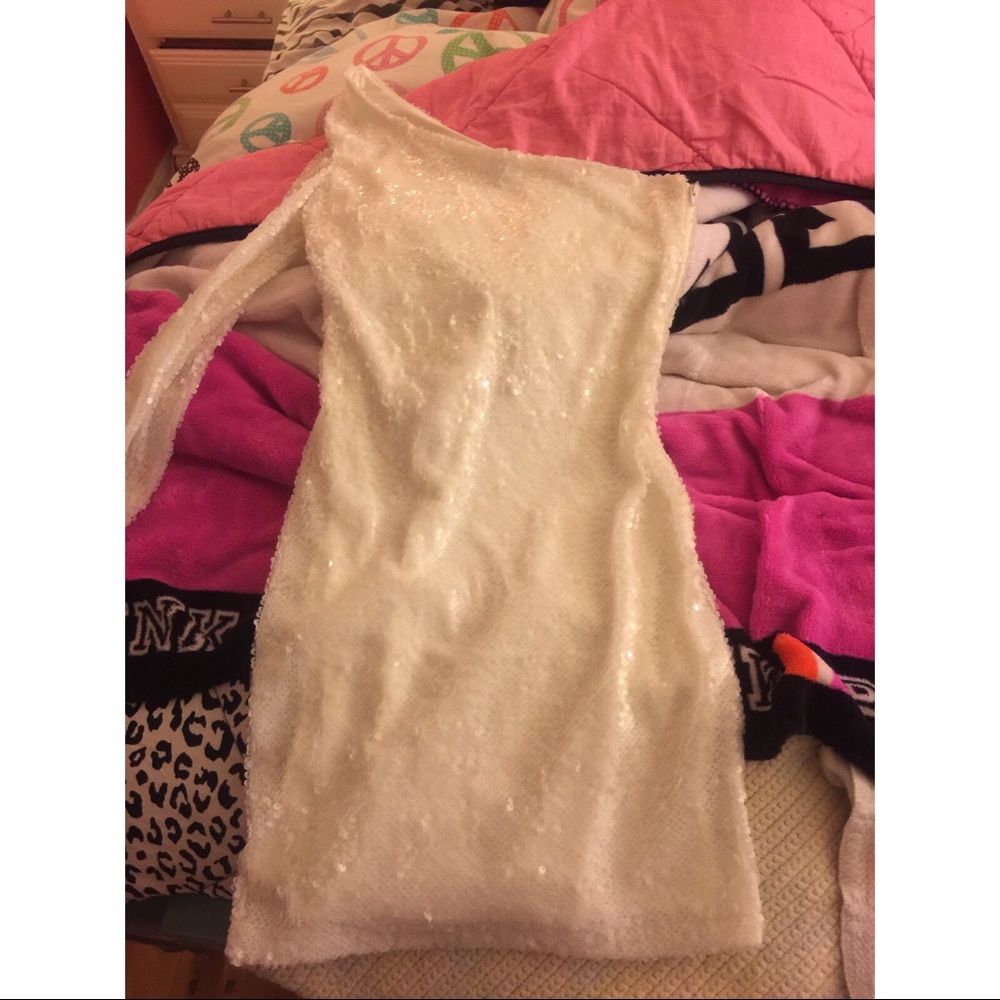 A white sparkly one sleeve dress !