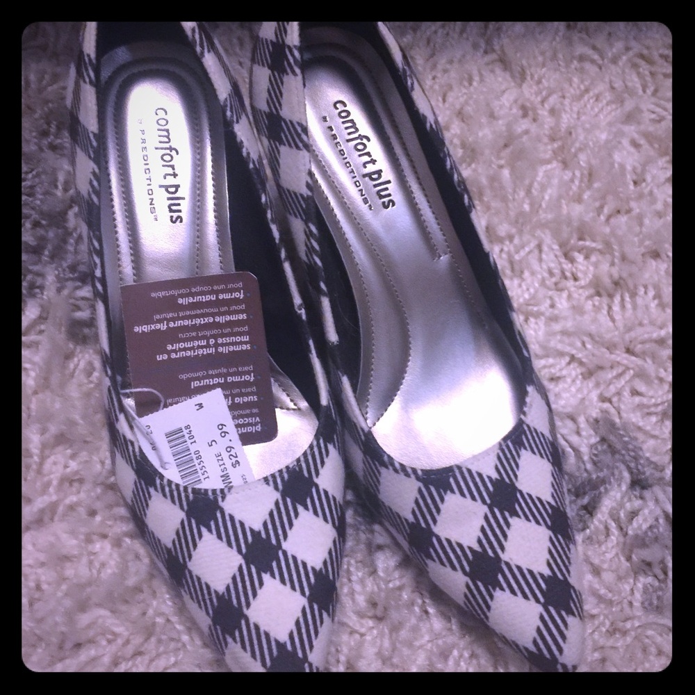 Black and white checkered pumps 👠