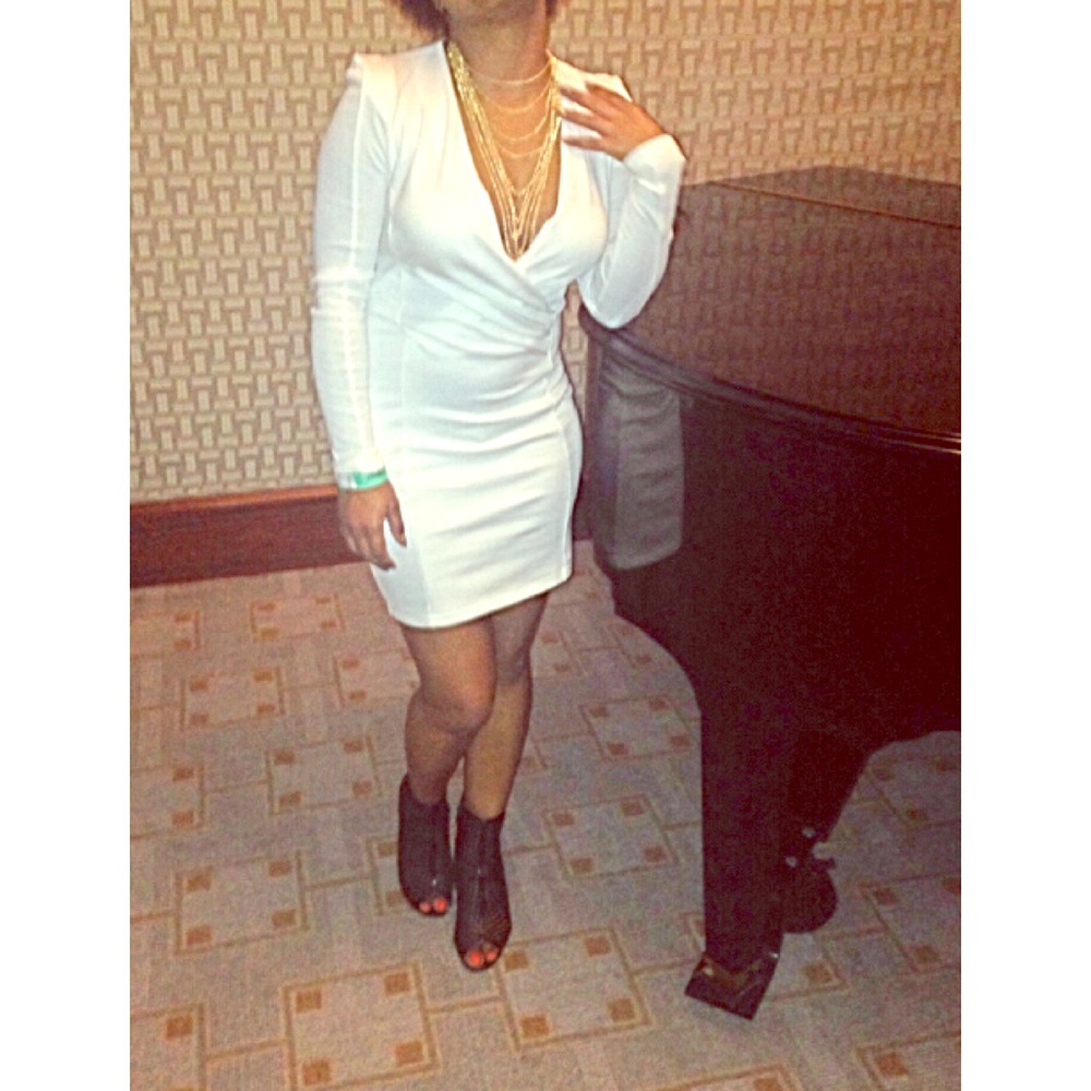 • White deep V •