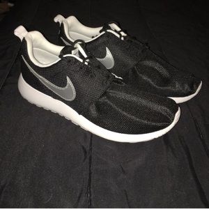 Youth size 6.5 Nike roshe