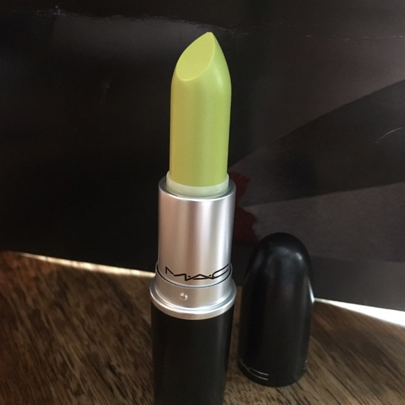 Mac limited edition lipstick "Can't be tamed" - Picture 1 of 2