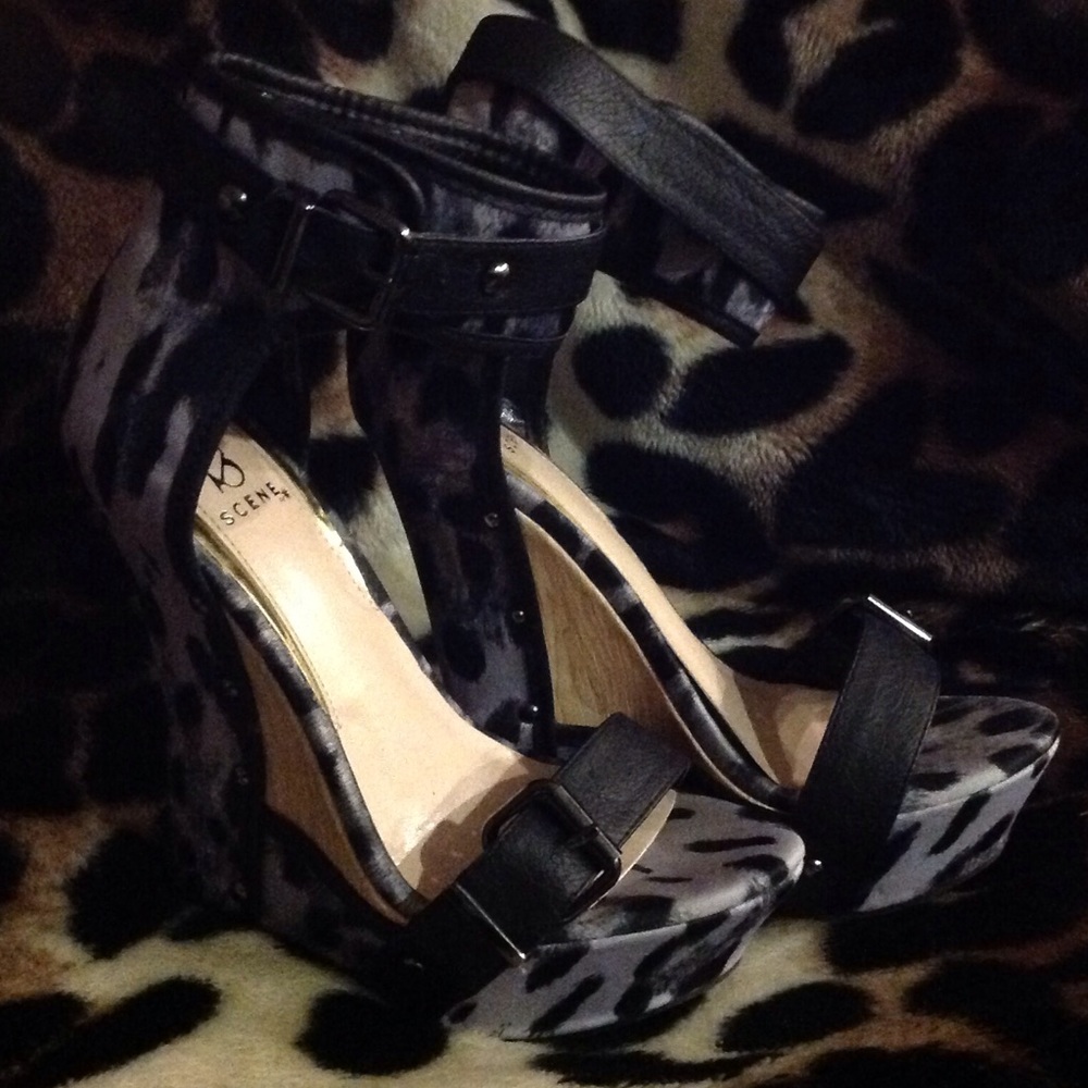 Black/grey leopard print wedges.