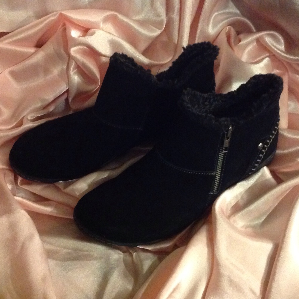 Hush puppies woman booties.