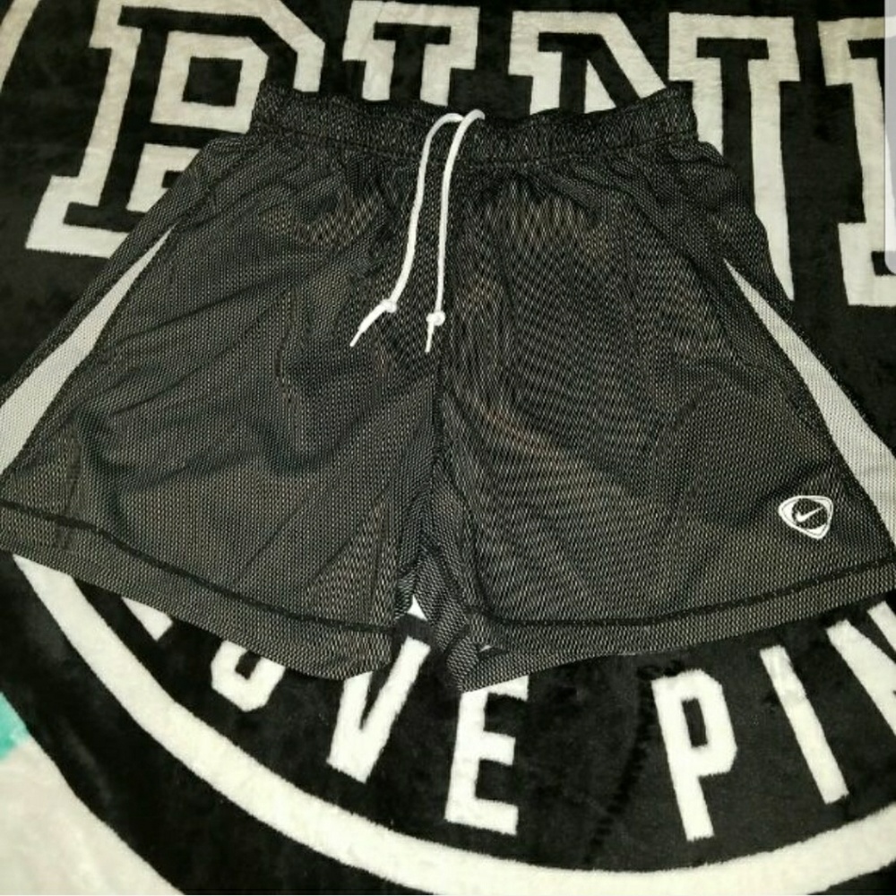 (S) Nike reversible shorts