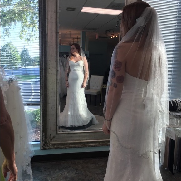 Ivory lace wedding dress - Picture 2 of 5