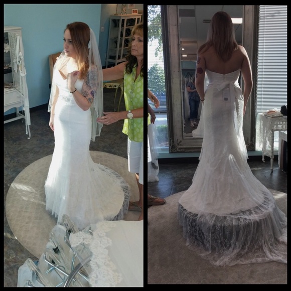 Ivory lace wedding dress - Picture 3 of 5