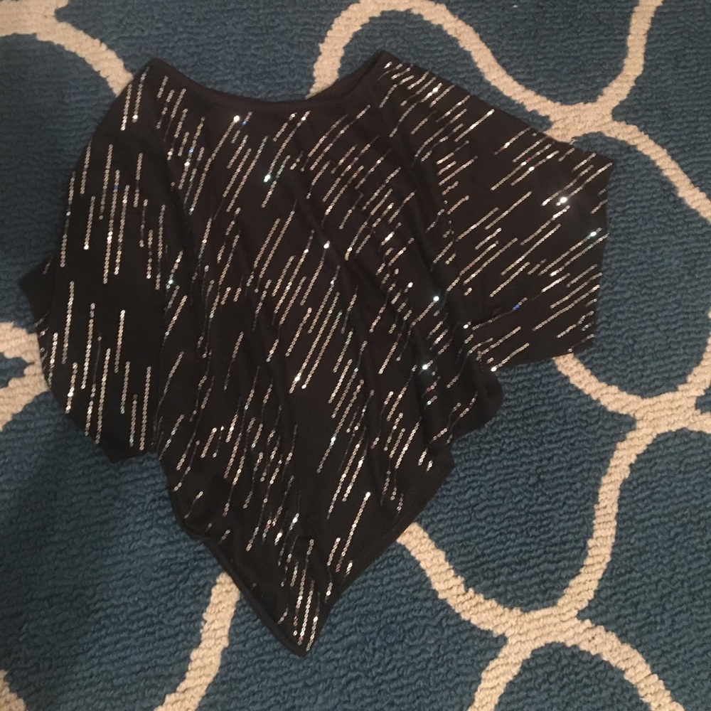 Asymmetrical crop tee