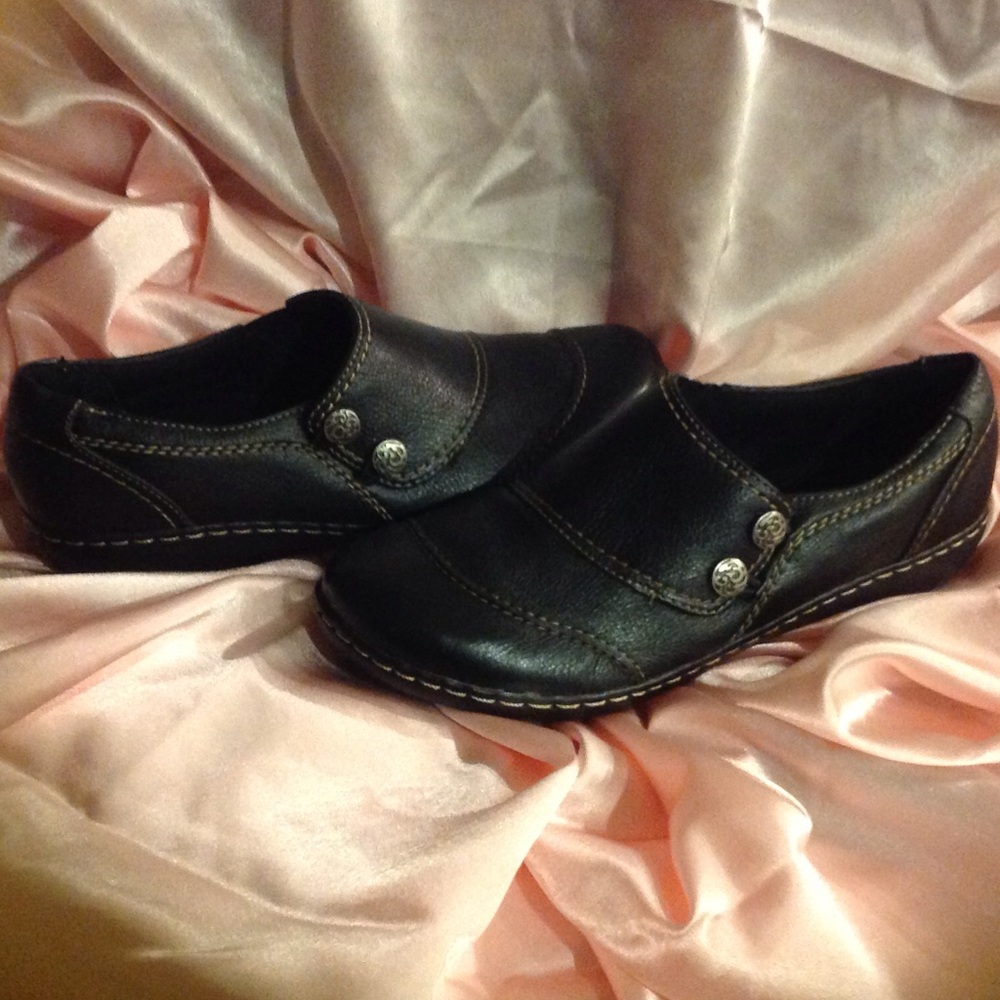 Woman. Bendable shoes.