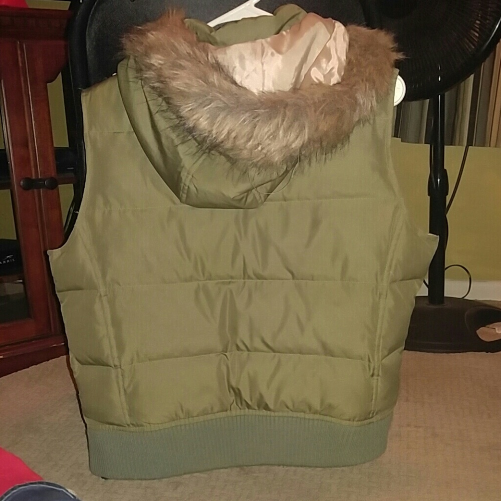 Vest with faux fur on the hood.