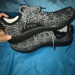 YEEZY 350 boost (size 7 - 8)