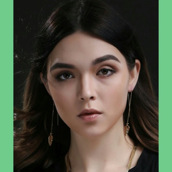 Minimalist 18k gold plated Feather Threaders - Picture 3 of 8