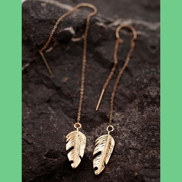 Minimalist 18k gold plated Feather Threaders - Picture 4 of 8