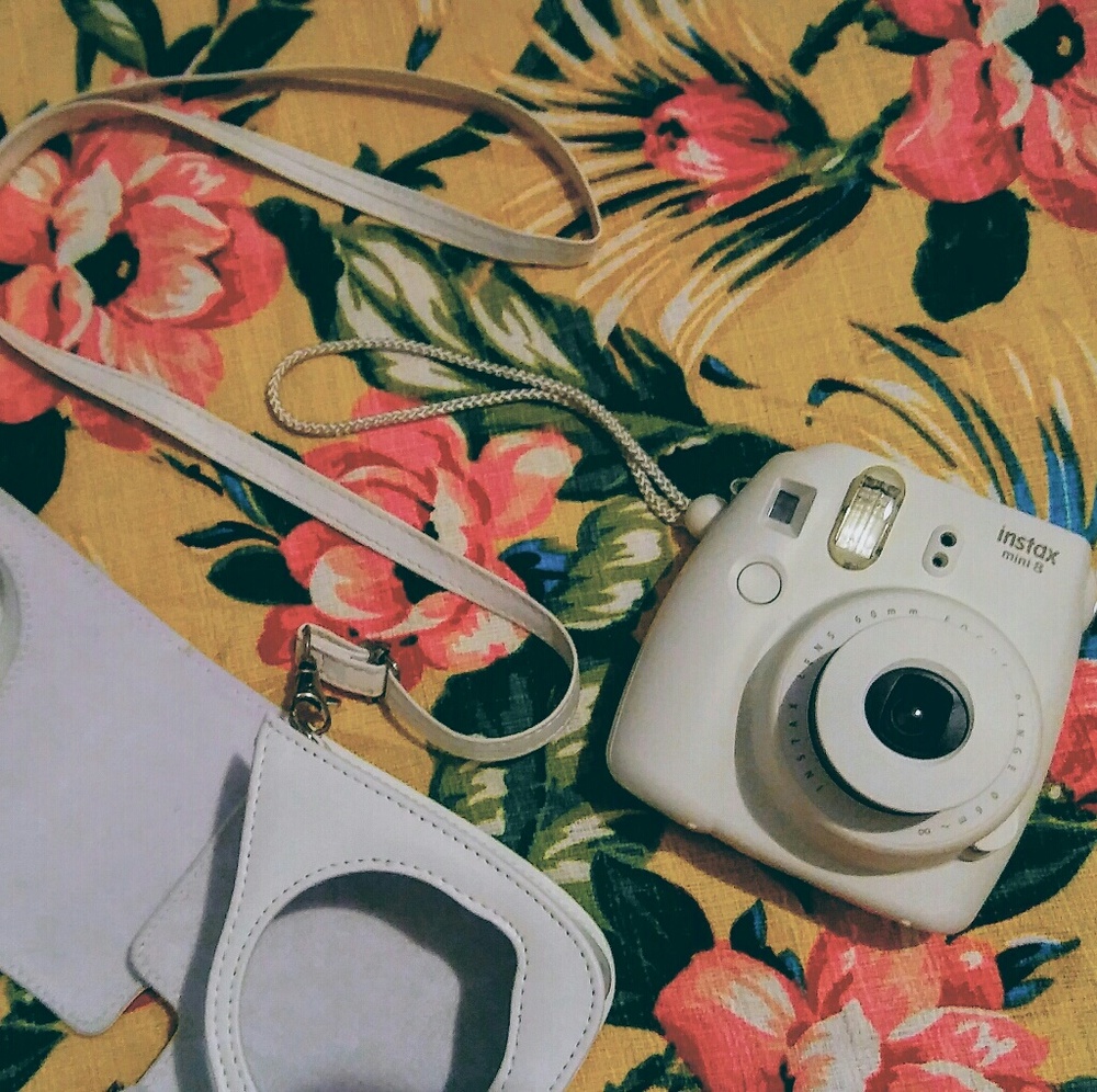 Fujifilm Instax mini 8 + carrying case in white
