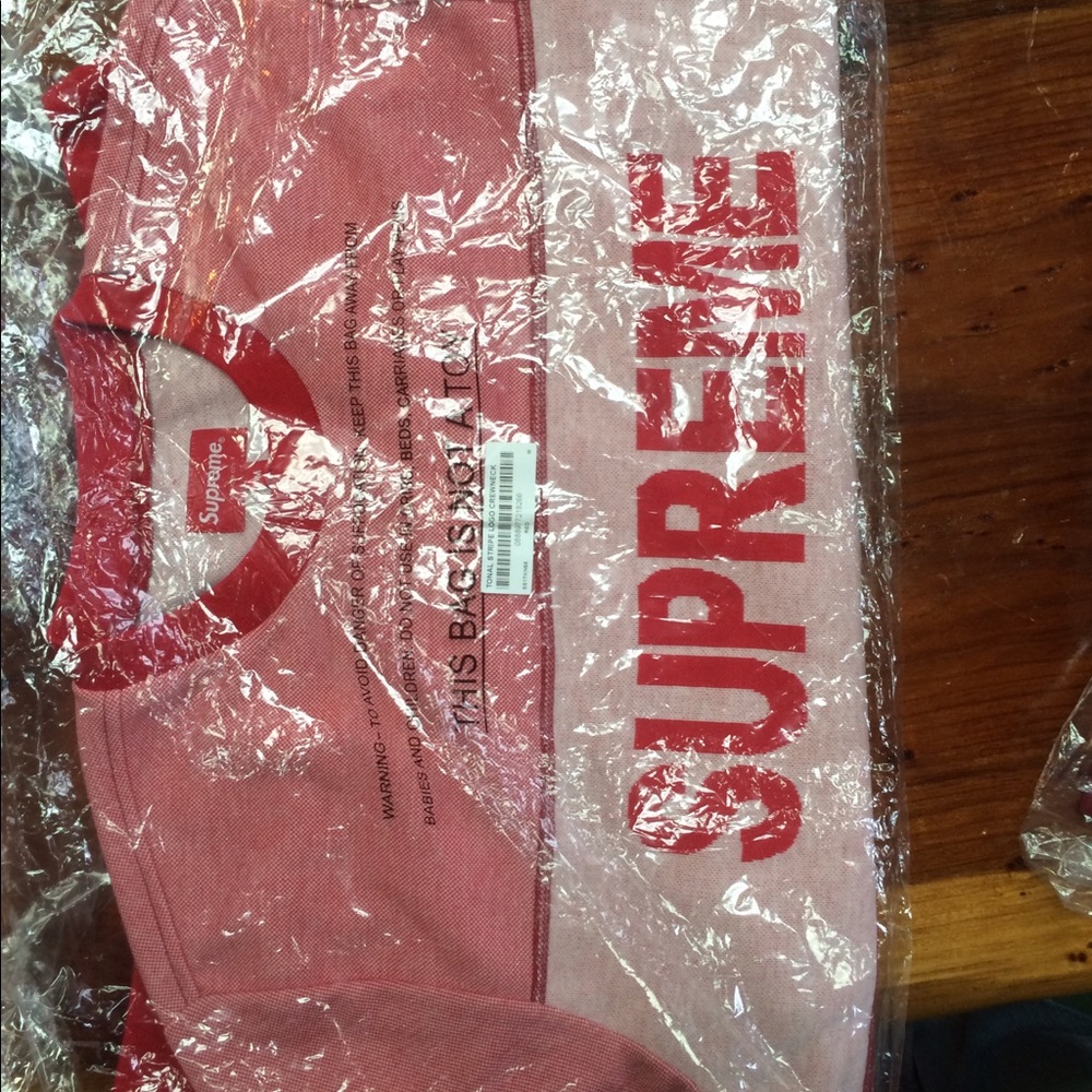 Red supreme crew neck (100% authentic)