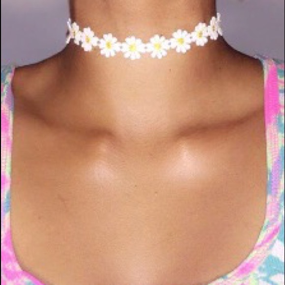 💋SALE✨• Daisy Choker - Picture 3 of 3