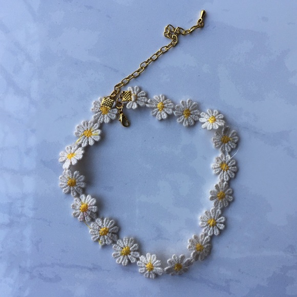💋SALE✨• Daisy Choker - Picture 2 of 3