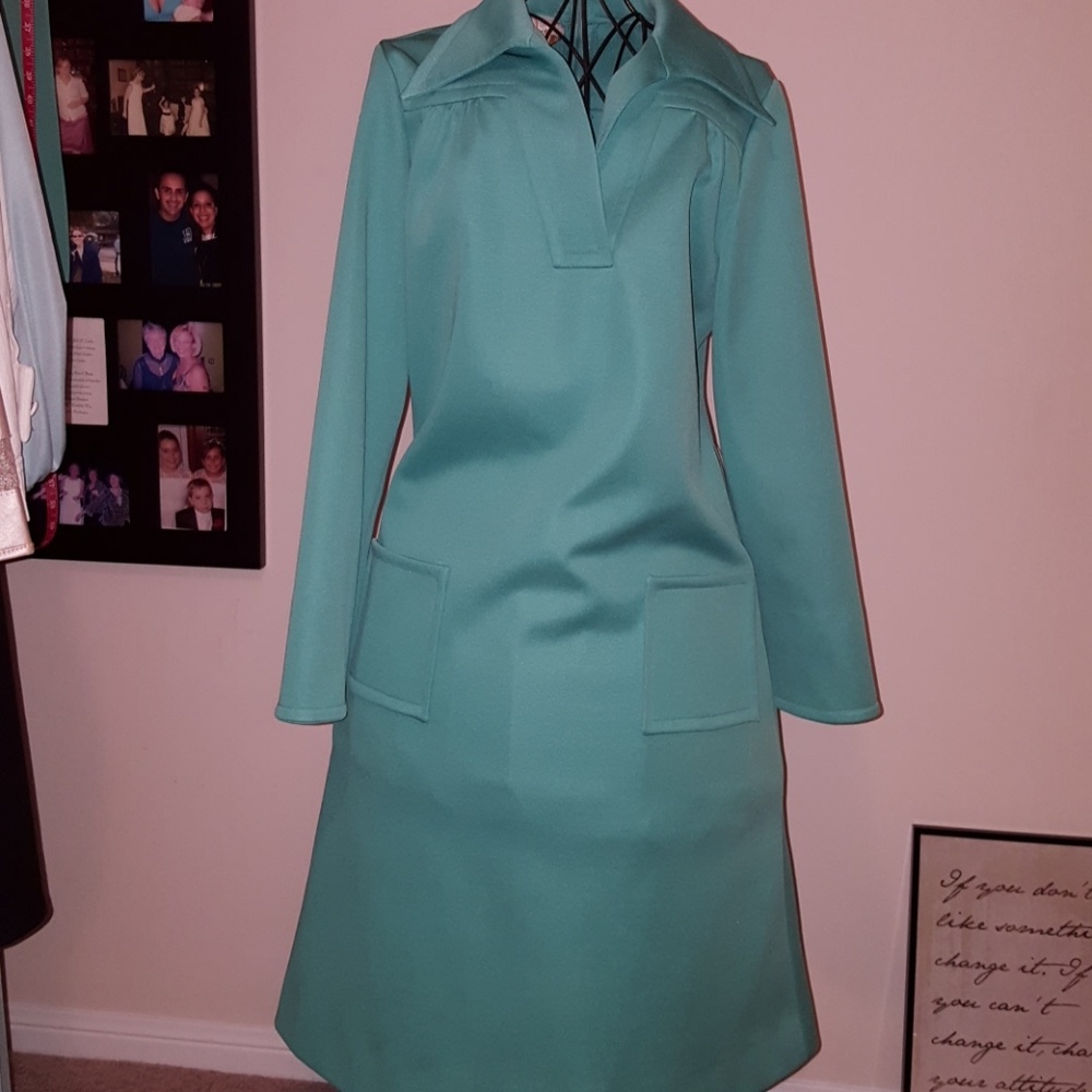 I'm goegrous!  soft green shift dress with pockets