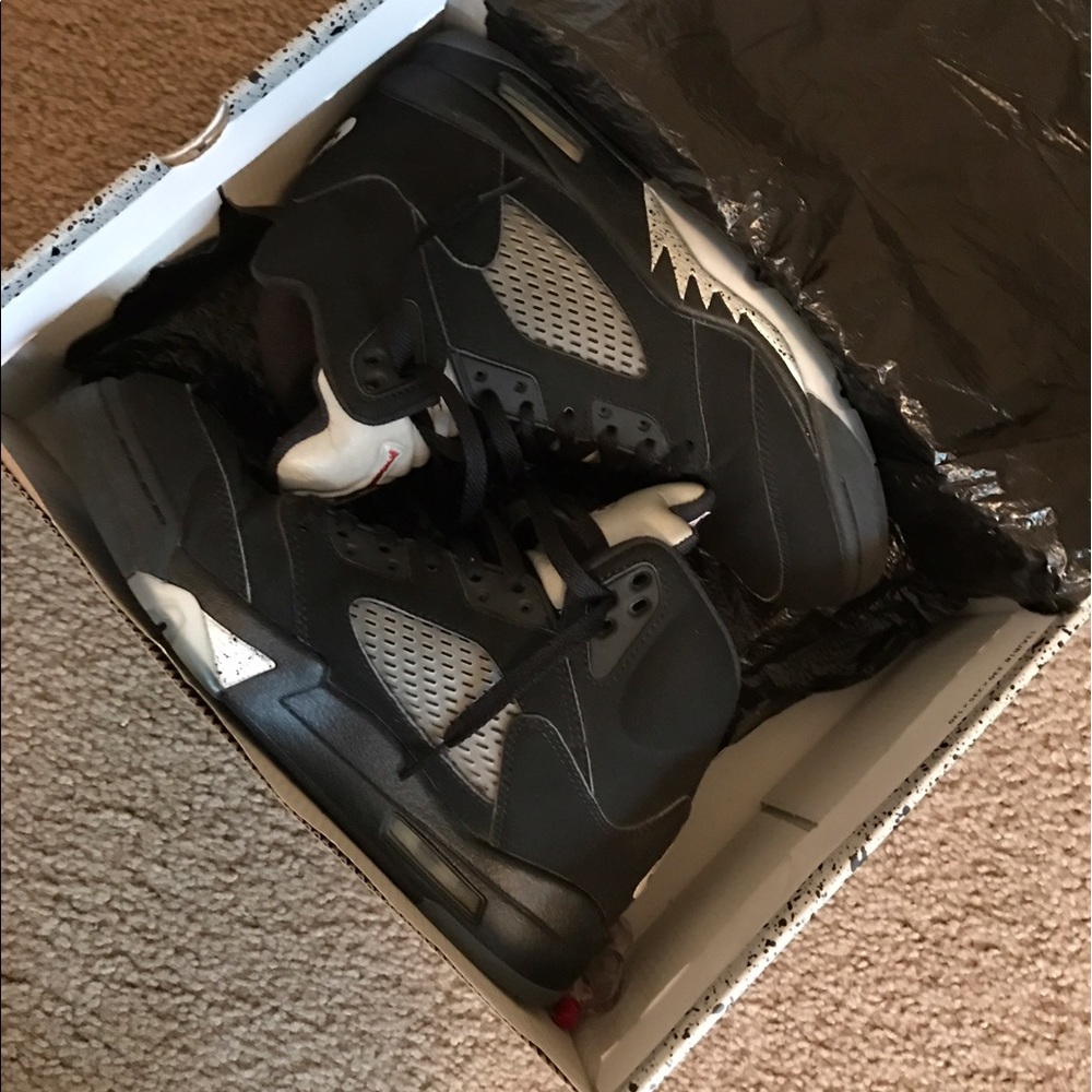 Black metallic 5s Size 8