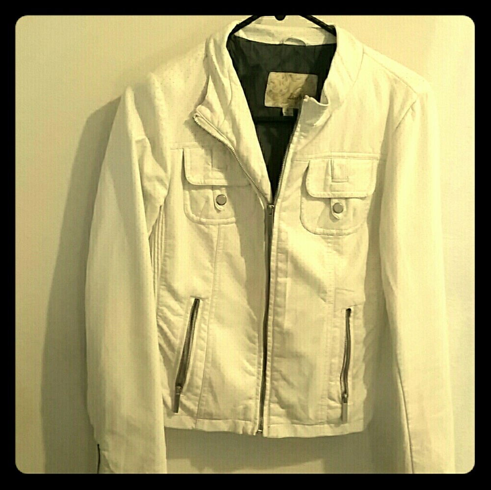 Day trip white jacket