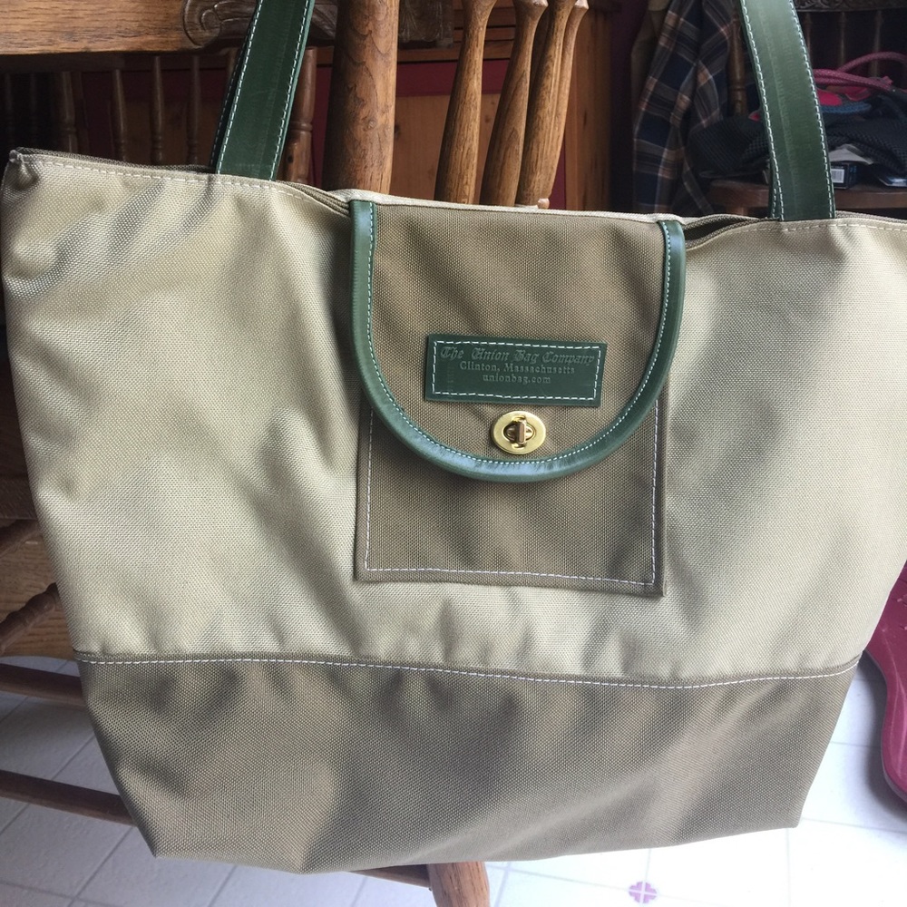 Wayfarer Bag in beige and olive green.
