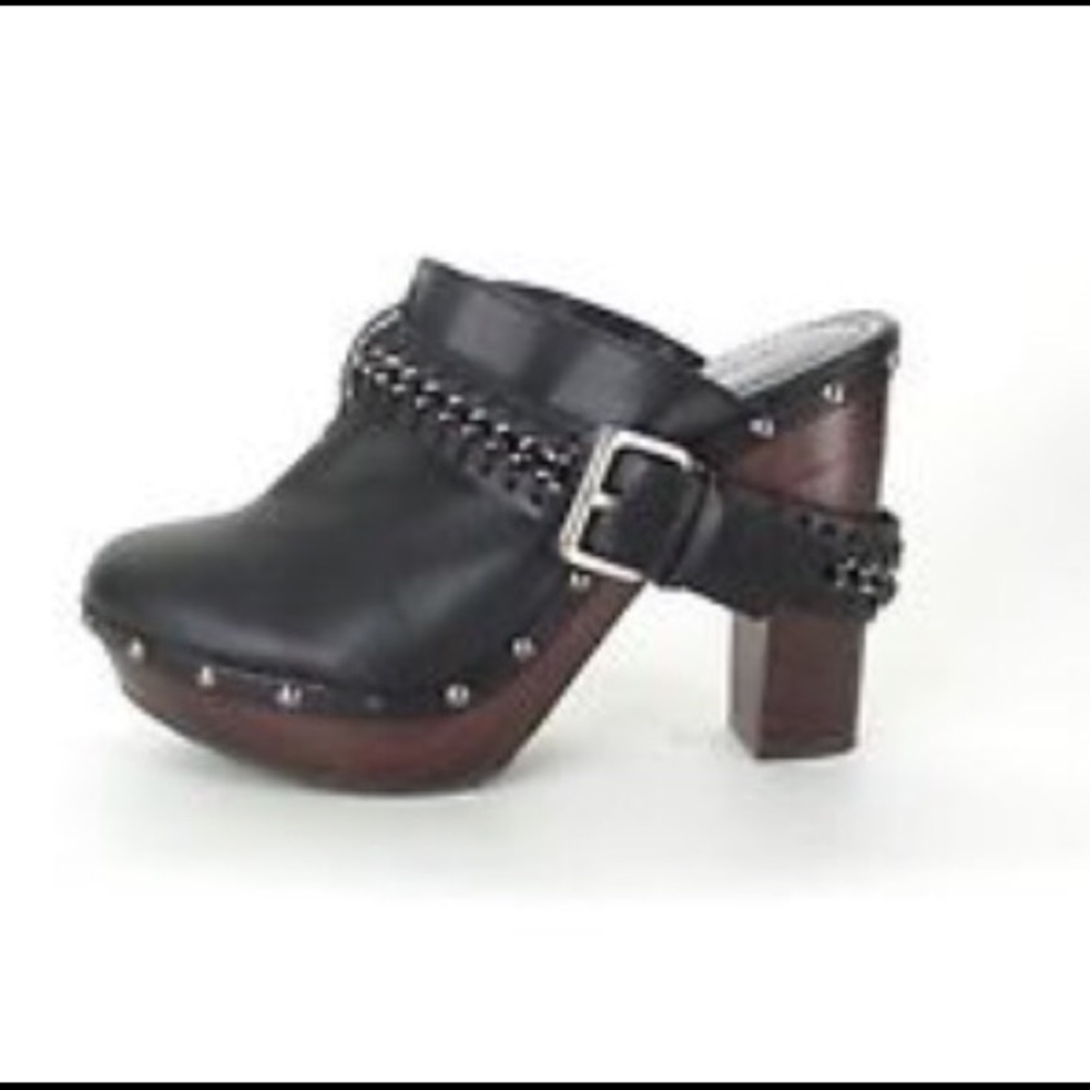 Gianni Bini Black leather clog