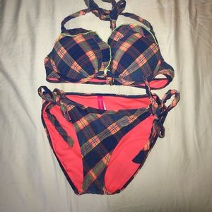 Victoria's Secret add 2 cups top/ med bottoms