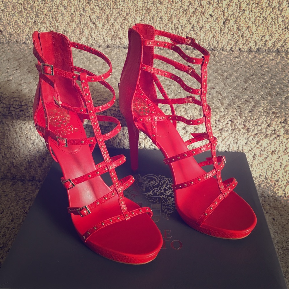 💕👠NEW Vince Camuto studded leather sandals!